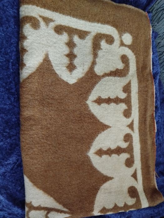 Одеяла шерстяные, подушки