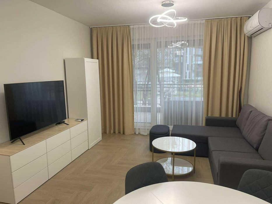 Дава се под наем Двустаен апартамент в к.к. Св.Св. Константин и Елена - 65 кв.м за 700 € - Снимка #1