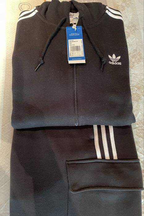 Vand trening Adidas originals negru si gri nou cu eticheta !!!