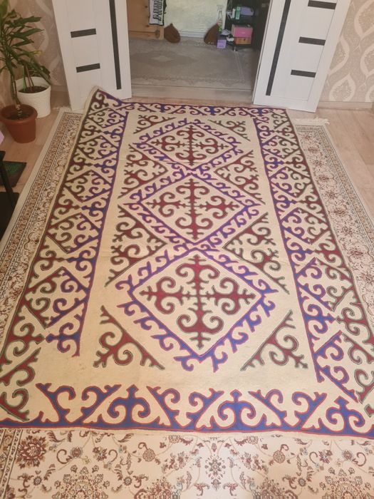 Тұс киіз аппақ әдеиі сапада