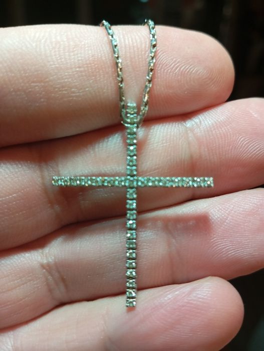 златен кръс с брилянти