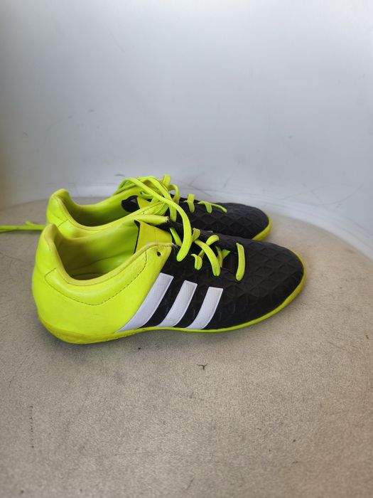 Vând ghete de fotbal  Nr  30, 31 și 33 aproape noi 100 lei perechea