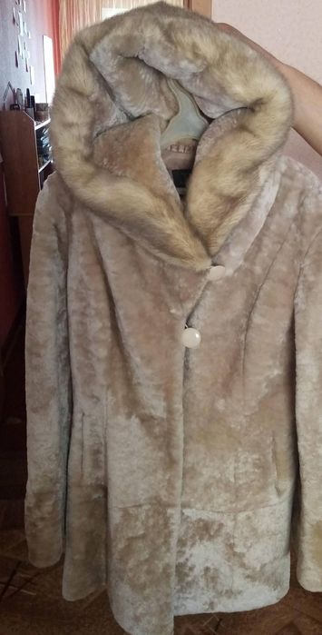 Продам шубу мутон с капюшоном