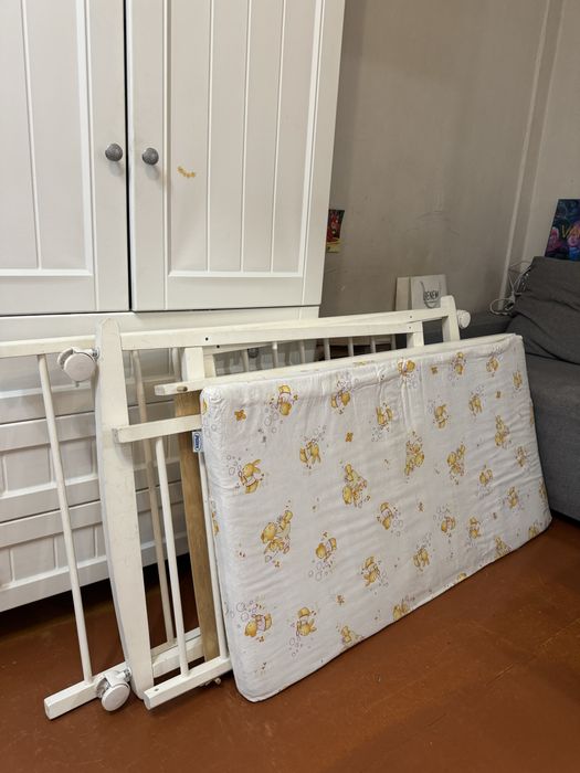 Детская кроватка с матрасом