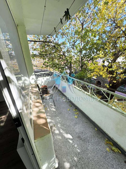 Продава се тухлен етаж от къща, в гр.Шумен, кв. Втори корпус