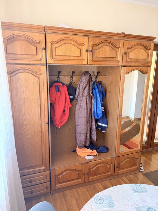 Cuier de vanzare cu spatii de depozitare