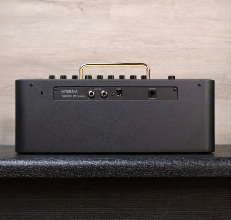 Продавам китарен усилвател THR30II Wireless