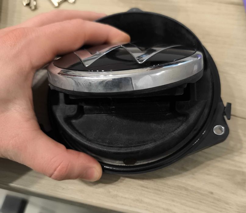 Оригинална емблема с механизъм за багажник VW Passat B8 / B8.5