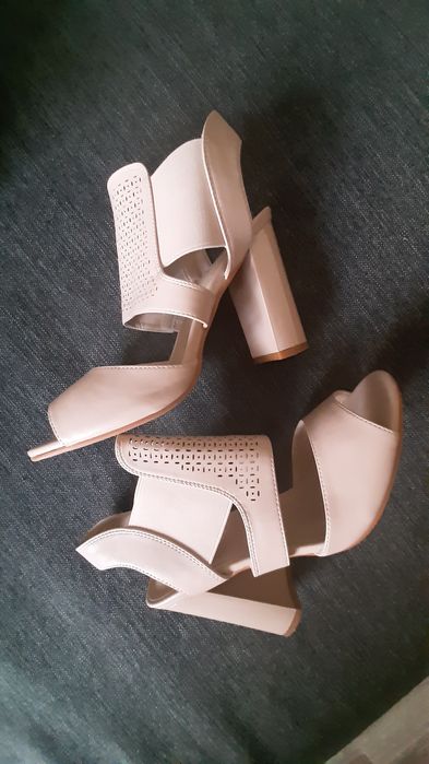 Босоножки на каблуке