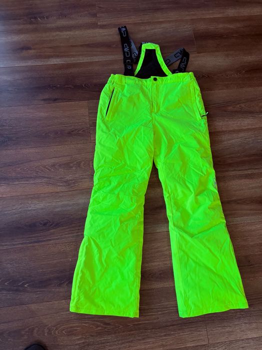 Дамски ски екип, якето е със сваляща яка