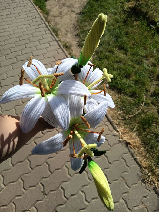 Flori lucrate handmade