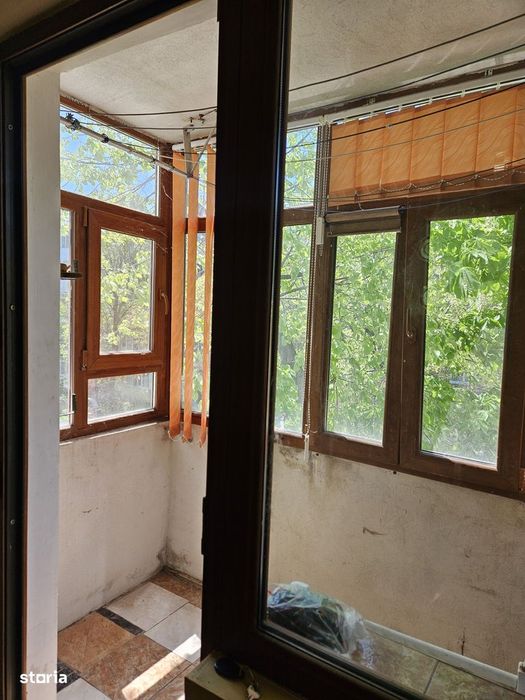 Se vinde imobil cu 3 camere, cu balcon, liber.