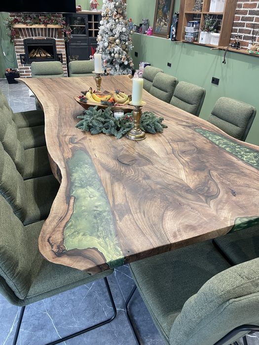 Маса от масив и епоксидна смола