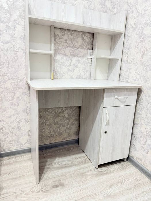 ёзув столи сотилади. Компьютер учун хам кулай 

Ранги — оқ. Полкалари