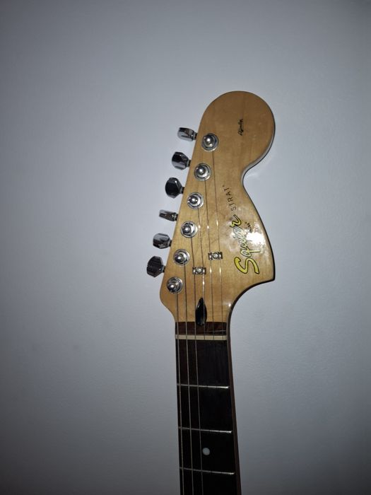 Электрогитара и комбоусилитель.