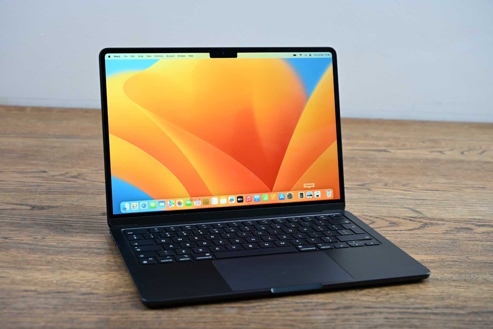 MacBook Air 13″ M2 / 16 GB RAM / 256 GB SSD /neutilizat, 5 cicluri bat