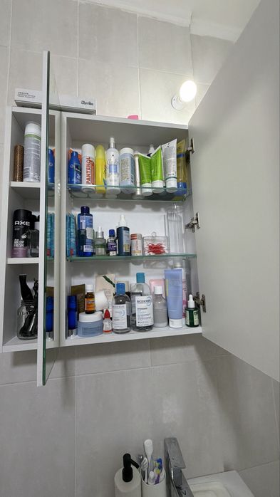 Продам в ванну зеркало шкаф