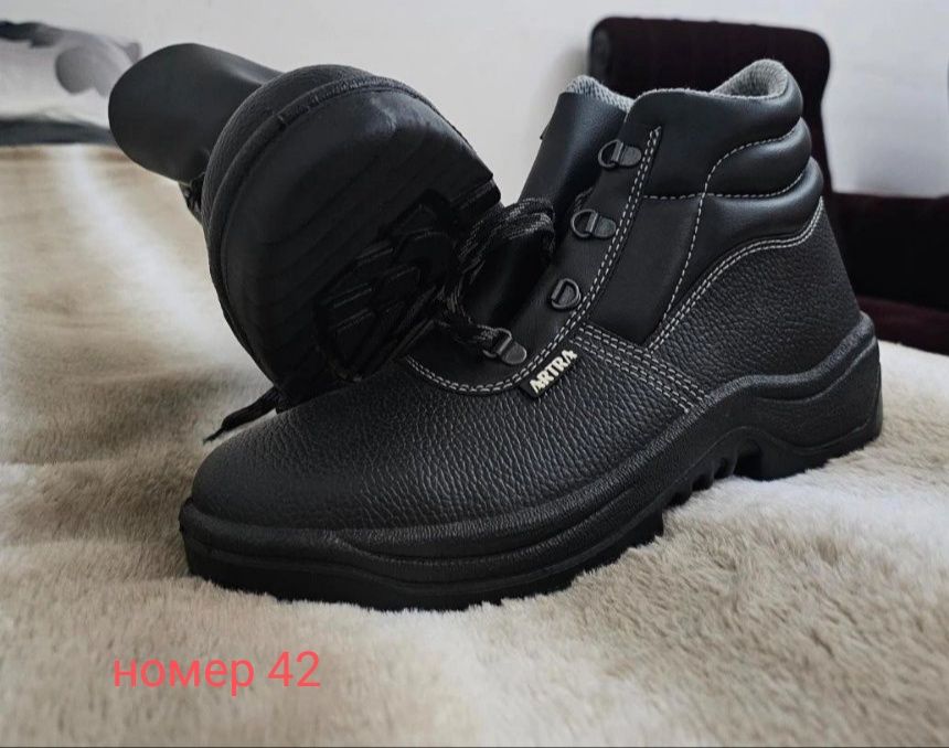 Чисто нови работни обувки !