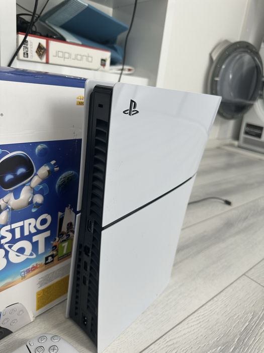 PlayStation 5 + 2 controllere, stare foarte bună, aproape ca nou