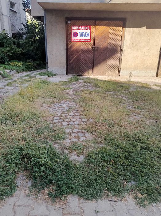 Гараж и парко място пред него в кв Лозенец