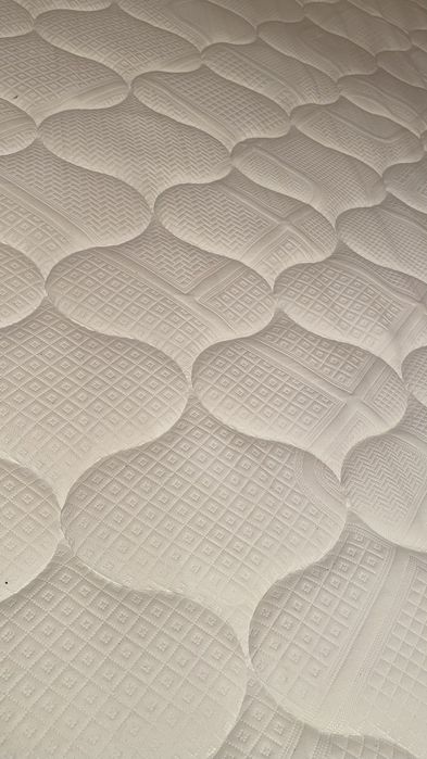 Продам двуспальную кровать с новым матрасом