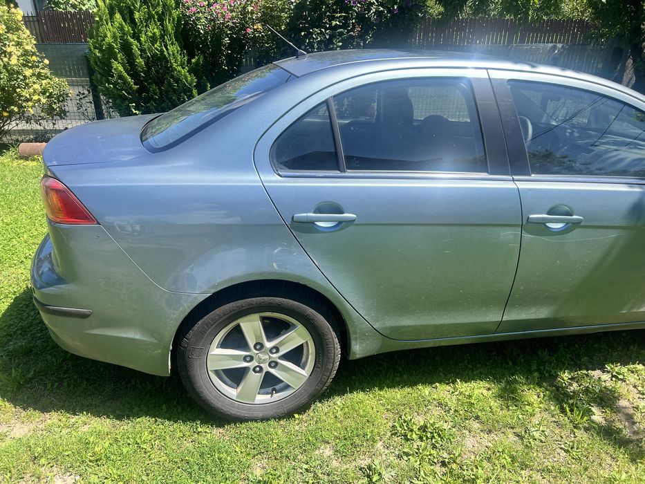 Mitsubishi lancer avariat