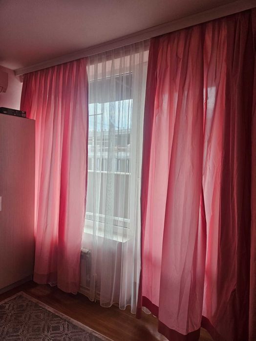 Предлагам 2 броя плътни завеси в розов цвят