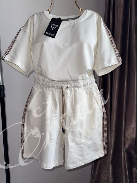 Compleu Guess 
Marimi L
Pret redus 220