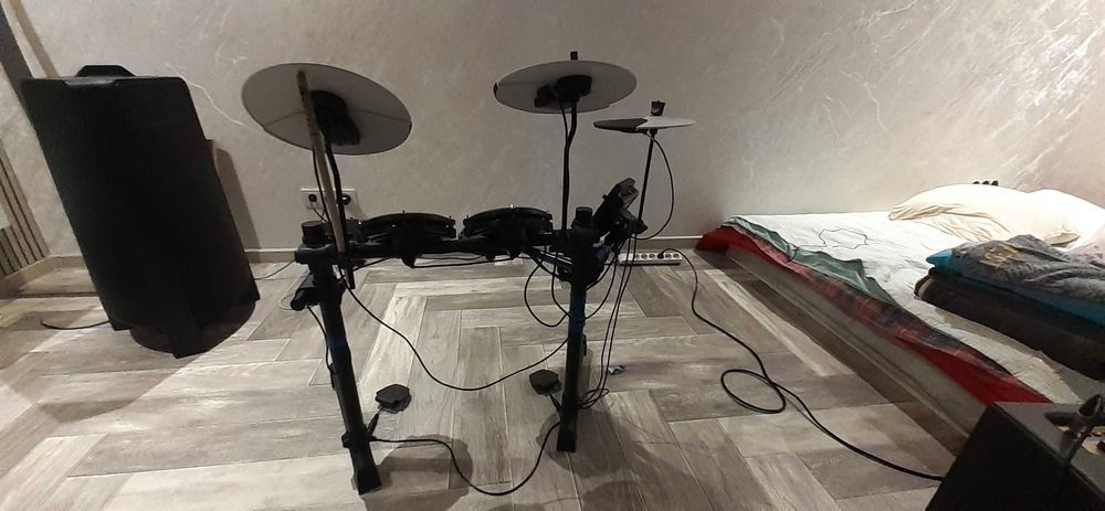 Электронные барабаны Alesis Debut Kit.