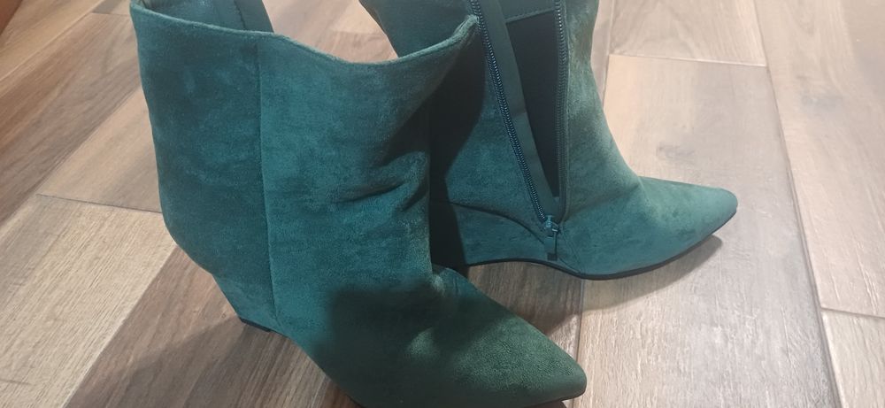 Дамски боти велурени , чисто нови.