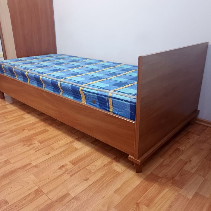 Продам кровать с ортопедическим матрасом