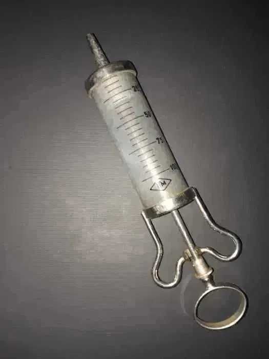 Seringa de sticla anii 60 folosita in medicina veterinara