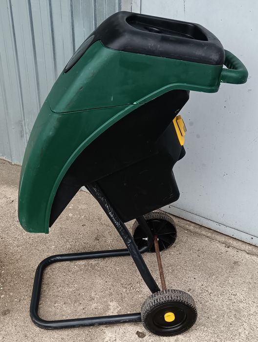 Tocător electric pentru crengi și resturi vegetale