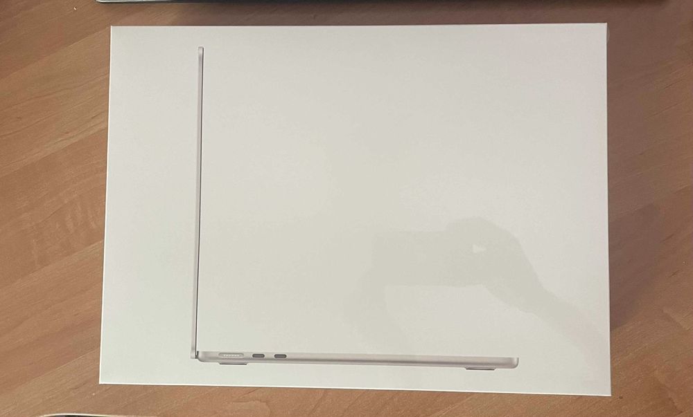 13-inch MacBook Air with Apple M2 chip, 8GB unified memory, 256GB SSD