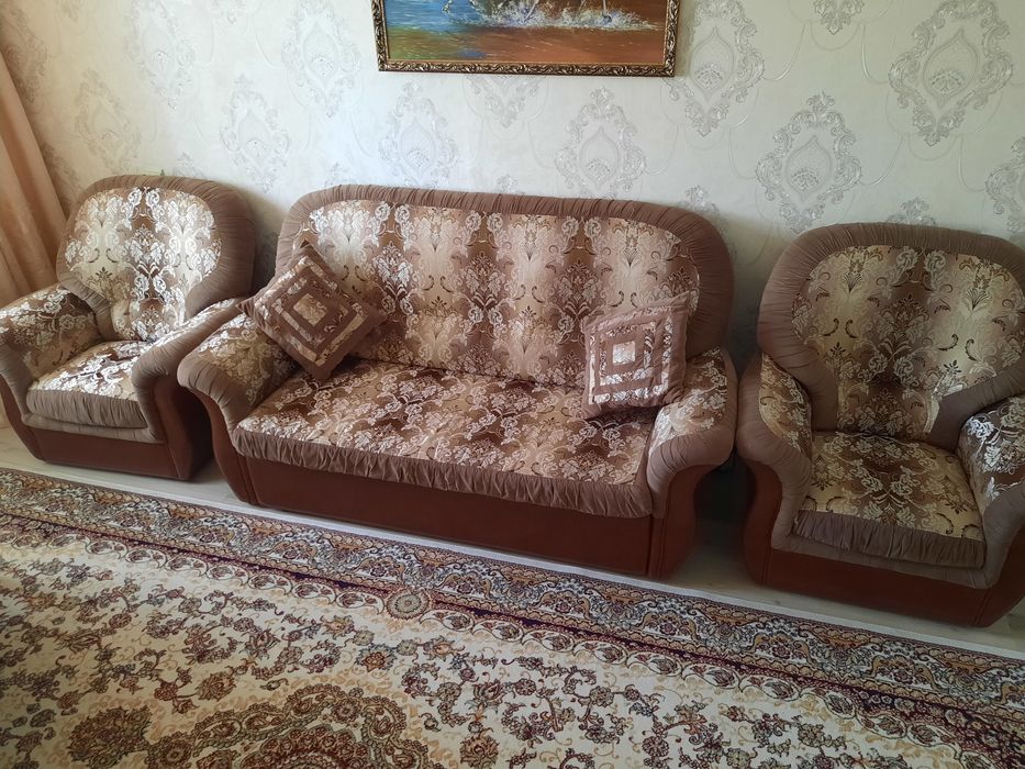 Продам диван с двумя креслами