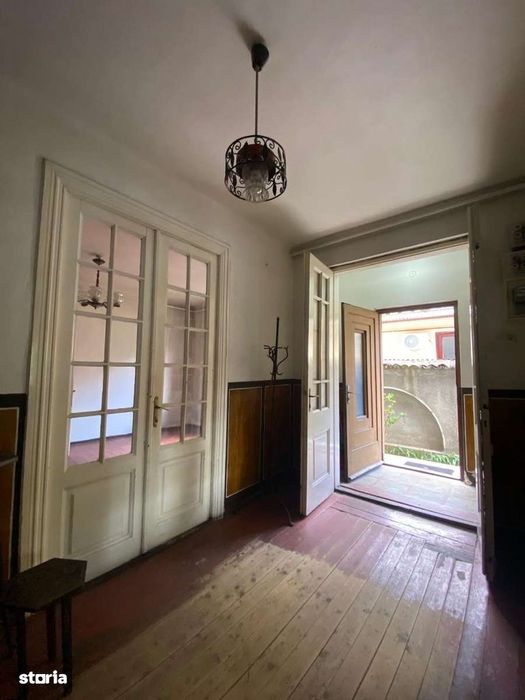 Vand apartament in vila, in zona Decebal