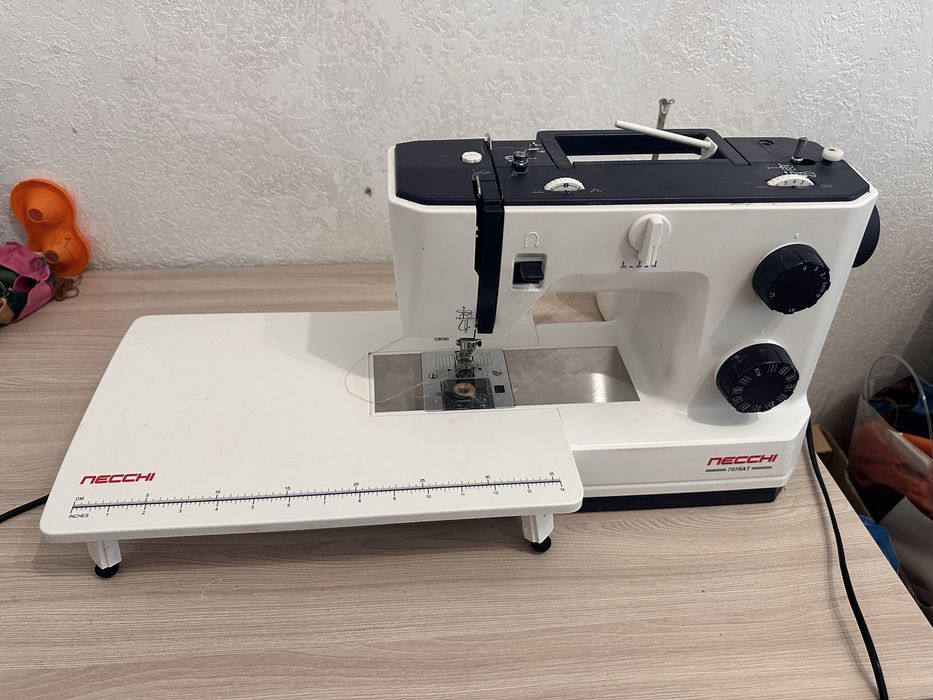 Швейная машина Necci