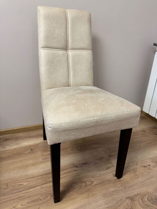 Трапезен стол – бежов, много запазен (Мебели Виденов)