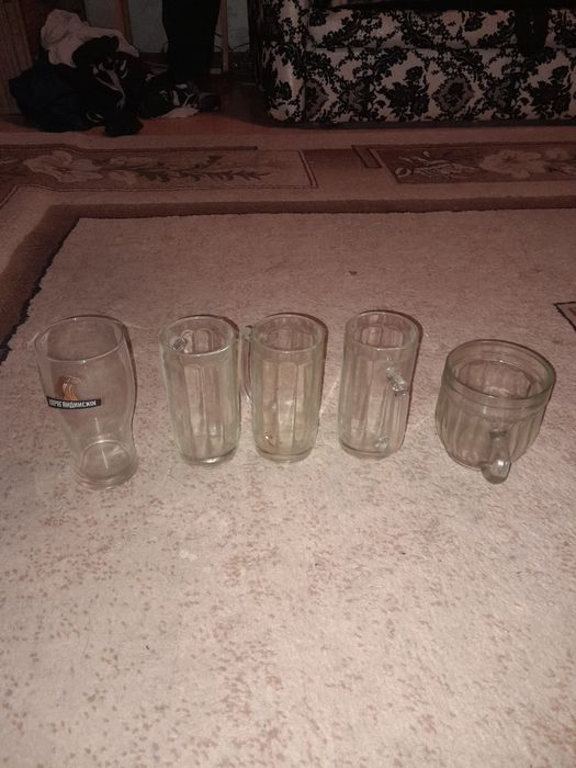 Четыре пивных бокала находятся на степной 3