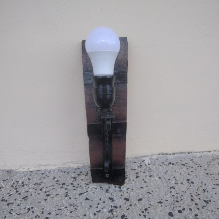 Битова лампа за стена
