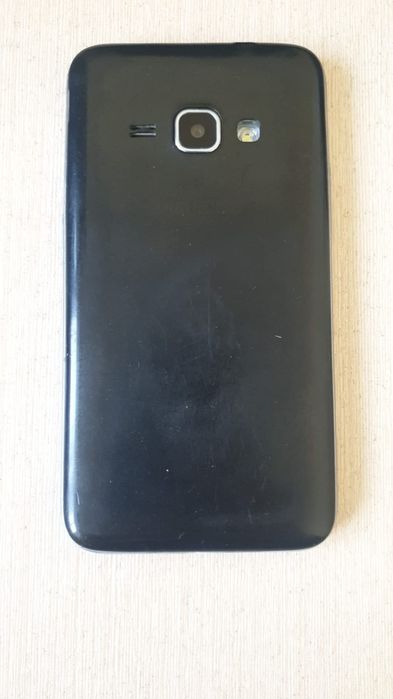Телефон  Samsung J1