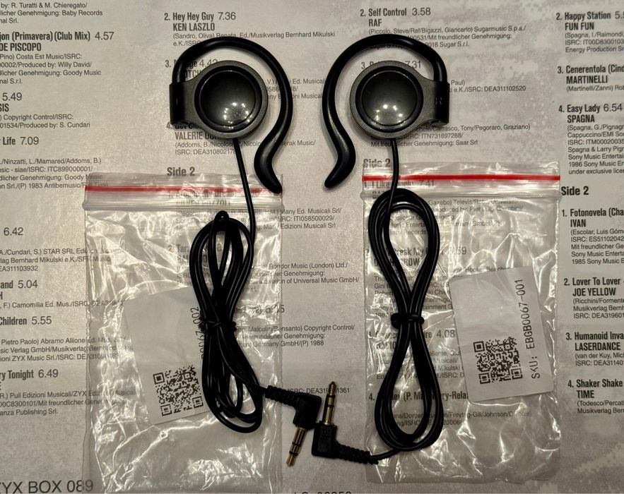 Наушник на одно ухо.