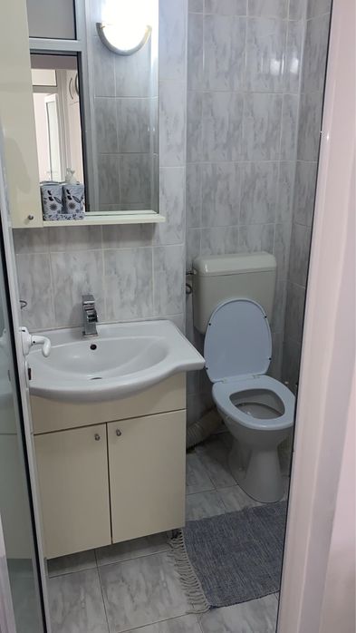 Inchiriez apart in Boul Rosu, Directia Venituri,  3 camere, 2 bai, total decomandat, etaj 4, clima, centrala proprie. Total mobilat si utilat.
