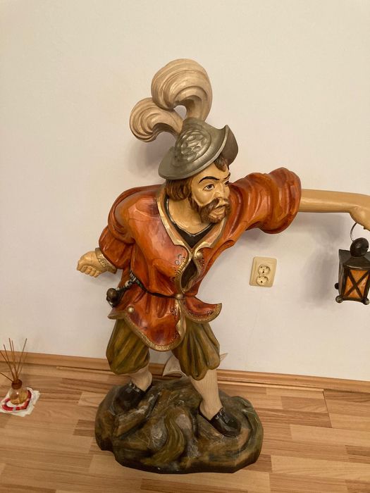 Statuetă decorativă din lemn sculptat – purtător de felinar, stil rustic/medieval