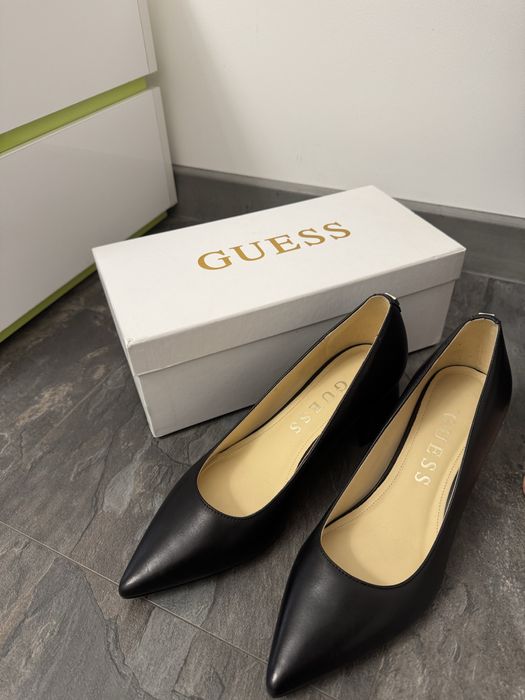 Обувки на ток Guess 40