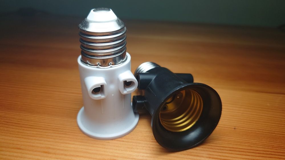 Продавам адаптер Е27 с място за 2бр щепсела шуко