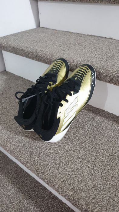 Продам бутсы adidas messi 36 размер