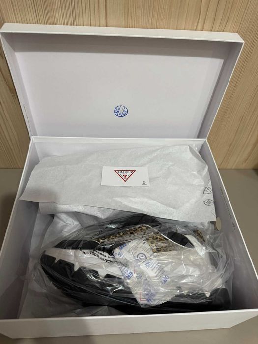 Продавам Маратонки Guess