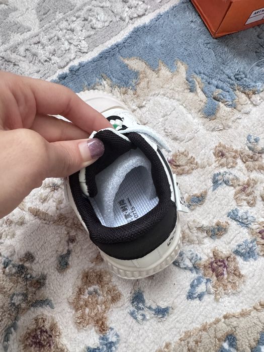 Отдам бесплатно кроссовки