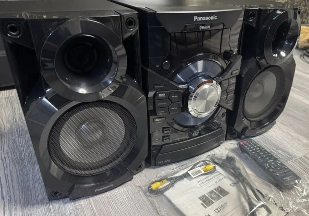 Muzikalniy sentr sotiladi.  PANASONIC